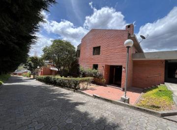 Casa de 4 habitaciones, Quito · Cumbaya Casa de Venta Urbanización Jacaranda