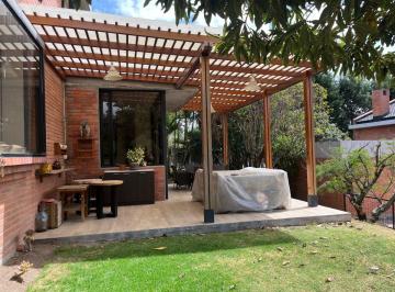 Casa de 4 habitaciones, Quito · Cumbaya Casa de Venta Urbanización Jacaranda