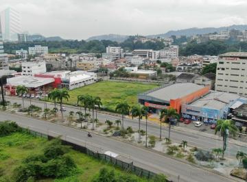 Local comercial · 690m² · 6 Estacionamientos · Alquiler de Amplio Local Comercial con Excelente Ubicación en Av Francisco de Orellana Ideal Para Re