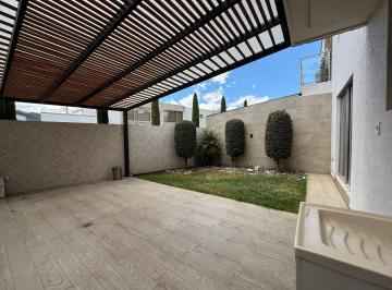 Casa de 3 habitaciones, Quito · Los Chillos. Casa con Acabados Personalizados, Jardin Privado y Pergola, en Mirasierra
