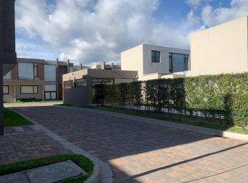 Casa · 187m² · 3 Habitaciones · 2 Estacionamientos · Venta Casa 187 m² Cumbayá Santa Ines en Conjunto