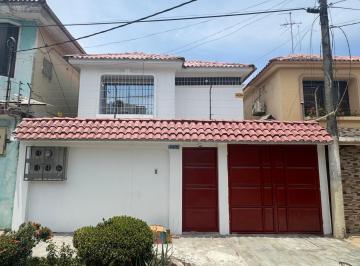 Casa de 4 habitaciones, Guayaquil · En Venta Casa Rentera en Garzota.