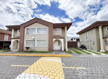 Casa · 126m² · 3 Habitaciones · 2 Estacionamientos · Venta de Casa en Sangolquí Junto Al Cuerpo de Bomberos