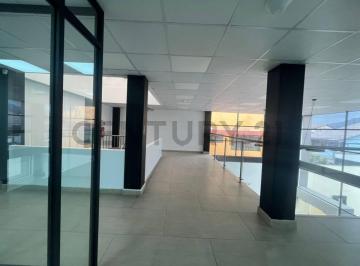 Local comercial · 525m² · 4 Estacionamientos · Edificio de Oficinas en Renta 670 m. Sector La Kenedy