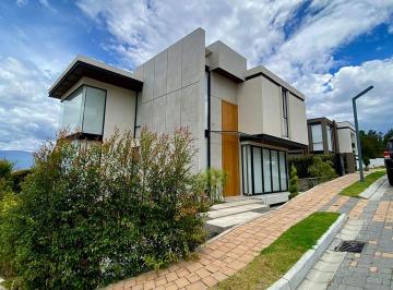 Casa de 4 habitaciones, Quito · Casa Moderna en Mirácoli, Nayón: Diseño Contemporáneo y Vida Al Aire Libre