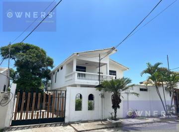 Casa · 360m² · 4 Habitaciones · 5 Estacionamientos · Venta de Casa de Dos Pisos en Ciudadela Country Club Salinas (Lm)