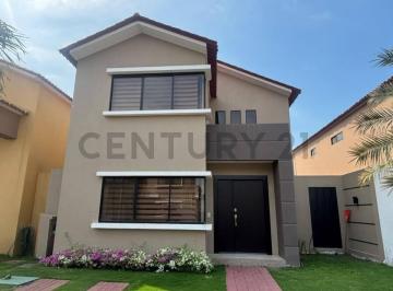 Casa · 145m² · 3 Habitaciones · 2 Estacionamientos · Alquiler de Casa en Ciudad Celeste