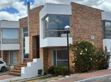 Casa de 4 habitaciones, Quito · Linda Casa Esquinera de 140 m² con 4 Dorm. en Venta por El Redondel de Alangasí