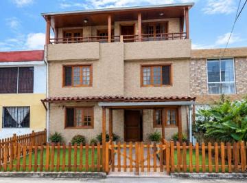 Casa de 3 habitaciones, Quito · Casa de 213 m² con 3 Dorm. y 4 Baños con Acabados de Lujo en Venta en Rumiñahui