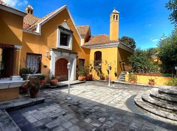 Casa de 2 habitaciones, Quito · Villa de Estilo Mediterráneo - Andaluz en Altos del Valle, Nayón — Usd 420.000