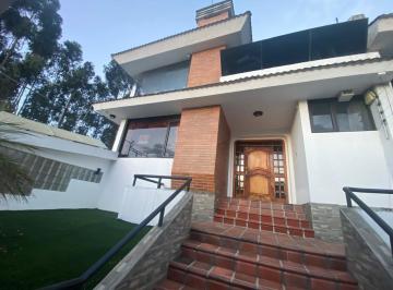 Casa · 250m² · 3 Habitaciones · 2 Estacionamientos · Casa Amplia de Venta en Ponceano Alto 250 m²