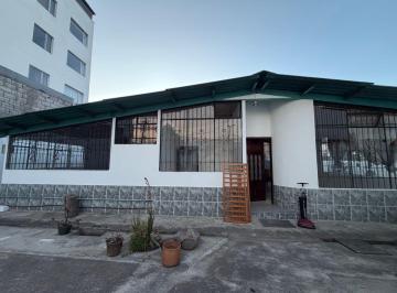 Casa de 4 habitaciones, Quito · Casa Alquiler 150 m² Frente Estadio de La Liga Ldu, Calle Jhon F Kennedy