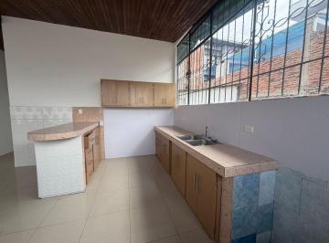 Casa de 4 habitaciones, Quito · Casa Alquiler 150 m² Frente Estadio de La Liga Ldu, Calle Jhon F Kennedy