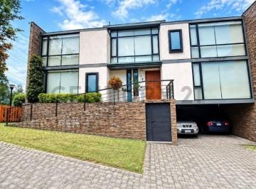 Casa · 323m² · 6 Habitaciones · 4 Estacionamientos · Venta Casa 6 Dorm. en Cumbayá Dentro Conjunto (2 Dorm. Planta Baja)