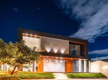 Casa de 3 habitaciones, Quito · Casa Moderna con Piscina