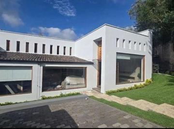 Casa · 326m² · 3 Habitaciones · 3 Estacionamientos · Casa en Nayón - Tanda