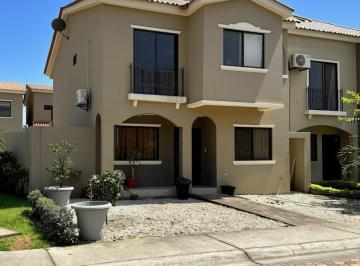 Casa de 4 habitaciones, Guayaquil · En Venta Casa de 4 Dorm. en Urb. La Romareda.