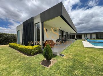 Casa de 4 habitaciones, Quito · Casa Independiente con Piscina de Venta El Quinche, Quito