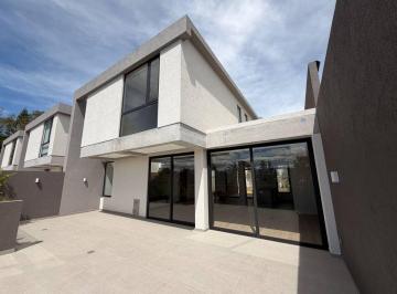 Casa de 4 habitaciones, Quito · En Venta: Última Casa a Estrenar, de 3 Dorm. + Estudio y Jardín, en Urbanización Campo Alegre