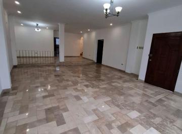 Casa de 4 habitaciones, Guayaquil · Alborada 13 Etapa: Elegante Casa Remodelada de 4 Habitaciones y Estudio en Área Cerrada con Guardia