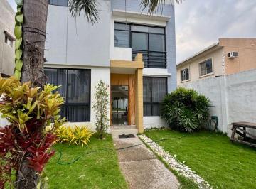 Casa de 4 habitaciones, Guayaquil · Vendo o Alquilo, Amplia Casa en Belohorizonte, 4 Dorm., 2 Salas, Patio/jardín Enorme