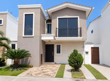 Casa · 182m² · 3 Habitaciones · 1 Estacionamiento · Venta de Casa con Jacuzzy, Patio y Parqueo en La Urb. Mallorca Vía La Aurora