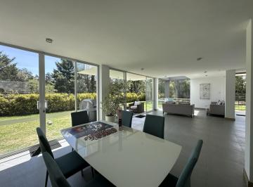Casa · 276m² · 3 Habitaciones · 3 Estacionamientos · Moderna Casa en Venta Tumbaco Chiviqui 276 Mtrs2, en Lote de 427 Mtrs.