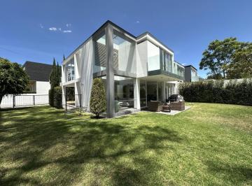 Casa · 276m² · 3 Habitaciones · 3 Estacionamientos · Moderna Casa en Venta Tumbaco Chiviqui 276 Mtrs2, en Lote de 427