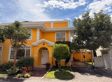 Frente y jardín · Linda Casa 3 Pisos en Tumbaco