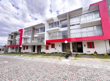 Casa · 154m² · 3 Habitaciones · 2 Estacionamientos · Vendo Casa en Conjunto con Piscina en Conocoto