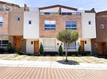 Casa · 126m² · 4 Habitaciones · 2 Estacionamientos · Venta de Casa en La Armenia II Cerca del Reservorio con Salida Inmediata a La Intervalles.
