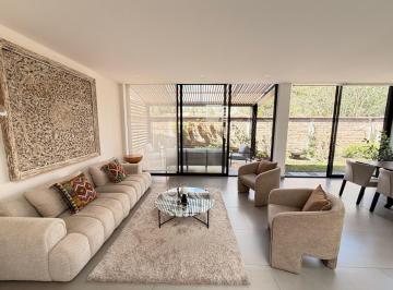 Casa · 204m² · 3 Habitaciones · 2 Estacionamientos · Casa de Venta en Puembo