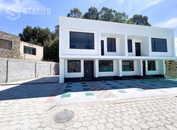 Casa · 143m² · 3 Habitaciones · 2 Estacionamientos · Venta de Casa con Terraza y Patio Cerca Hacienda Capelo