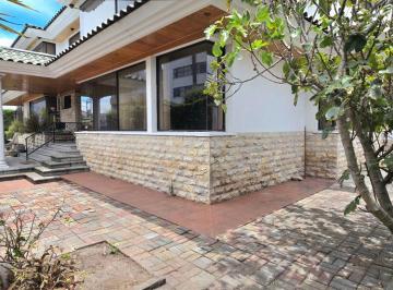 Casa de 4 habitaciones, Quito · Se Vende o Se Arrienda Casa Dentro de Urbanización Sector Monteserrin.