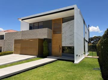 Casa · 861m² · 2 Estacionamientos · Casa en Venta Moderna con Amplia Área Verde Conjunto Privado en Puembo