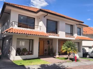 Casa · 214m² · 3 Habitaciones · 3 Estacionamientos · Casa en Venta 214 m² 3 Habitaciones Sector Tanda