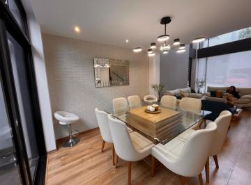 Casa · 185m² · 3 Habitaciones · 2 Estacionamientos · Casa de 3 Pisos, Moderna de Venta en Santa Lucía Norte de Quito