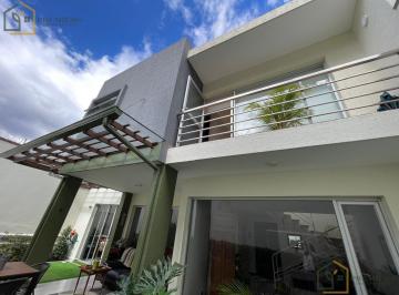 Casa · 200m² · 3 Habitaciones · 2 Estacionamientos · Casa Moderna de 3 Dorm. en Venta – Urbanización La Católica, Cumbayá