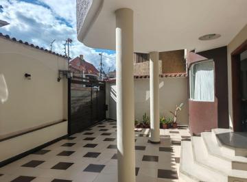 Casa de 3 habitaciones, Cuenca · Casa de 220 m² con 3 Dorm. en Venta a Una Cuadra de La Av Primero de Mayo