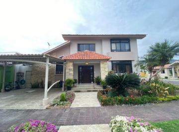 Casa · 220m² · 4 Habitaciones · 2 Estacionamientos · Urb. Portofino, Casa en Venta, Via a La Costa Km 11 1/2.