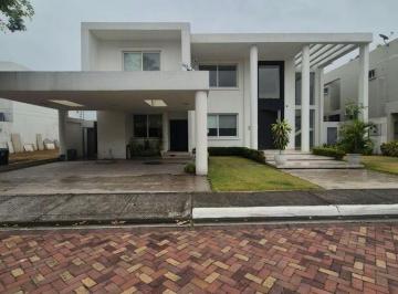 Casa · 750m² · 3 Habitaciones · 2 Estacionamientos · Casa en Alquiler Terrasol