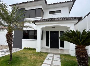 Casa · 180m² · 3 Habitaciones · 3 Estacionamientos · Vía a La Costa Alquilo Casa Urbanización Privilegiada