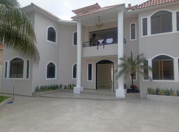 Casa · 510m² · 7 Habitaciones · 4 Estacionamientos · Vendo Casa en Urb. Aquamarina - Samborondon.