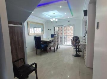 Casa · 250m² · 4 Habitaciones · 2 Estacionamientos · Alquiler de Casa Amoblada en Villa Club