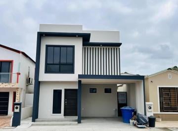 Casa · 155m² · 3 Habitaciones · 1 Estacionamiento · Vendo Casa en Urb. La Joya - Etapa Granate