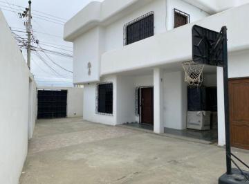 Casa · 221m² · 5 Habitaciones · 3 Estacionamientos · Vendo Casa en Salinas