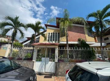 Casa · 260m² · 4 Habitaciones · 1 Estacionamiento · Casa en Venta en Los Almendros