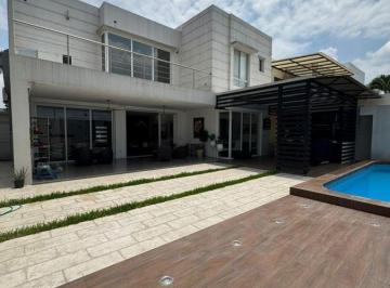 Casa · 447m² · 3 Habitaciones · 1 Estacionamiento · Alquilo Casa en Urb. Laguna del Sol