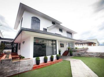 Casa de 6 habitaciones, Quito · Amplia Casa con Vista Panorámica y Área Verde