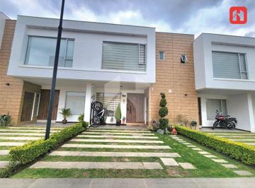 Casa de 3 habitaciones, Cuenca · Vendo Casa en Cuenca – Sector Av1ero de Mayo en Urbanización Privada (Cv4183d)